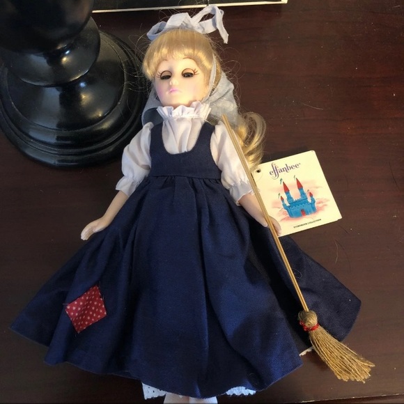 Poor Cinderella doll - Picture 5 of 12